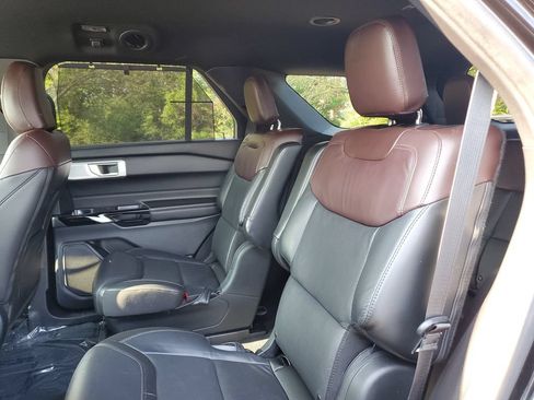 Used 2022 Ford Explorer Platinum w/ Technology Package AWD/4WD image 11