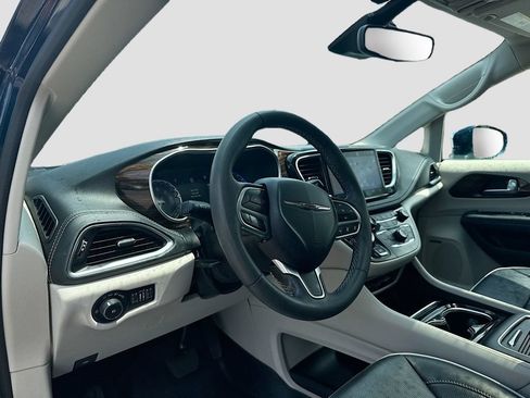 Used 2022 Chrysler Pacifica Limited w/ Uconnect Theater Family Group AWD/4WD image 9