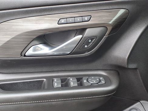 Used 2024 GMC Terrain SLT image 24