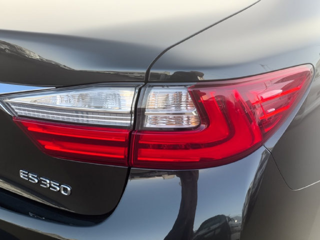 Used 2017 Lexus ES 350 w/ Ultra Luxury Package FWD image 10