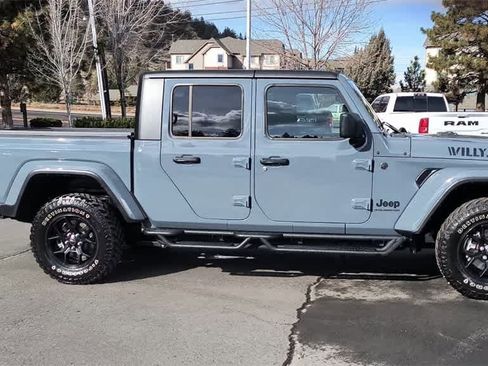 Used 2024 Jeep Gladiator Sport image 2