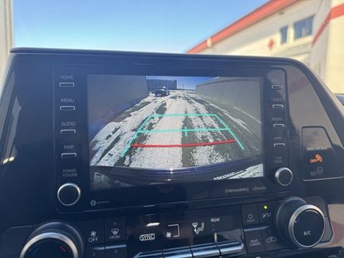 Used 2022 Toyota Highlander LE image 5