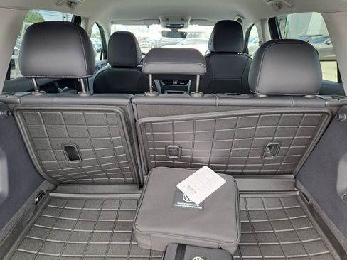 New 2025 Volkswagen Tiguan SE image 28