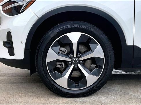 Used 2024 Volvo XC40 B5 Plus AWD/4WD image 12