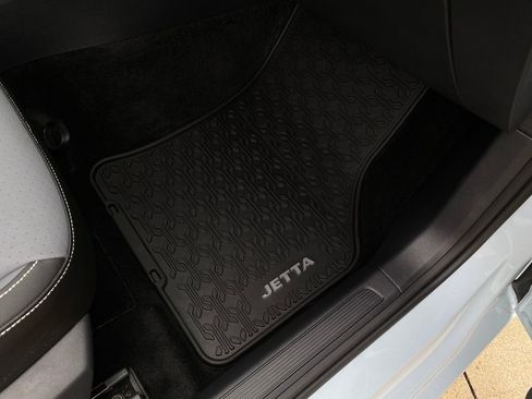 Used 2025 Volkswagen Jetta SE image 14