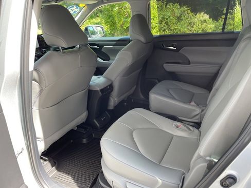 Used 2025 Toyota Highlander XLE image 13