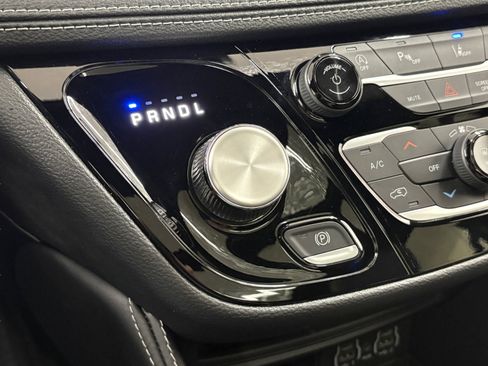 Used 2025 Chrysler Pacifica Limited image 20