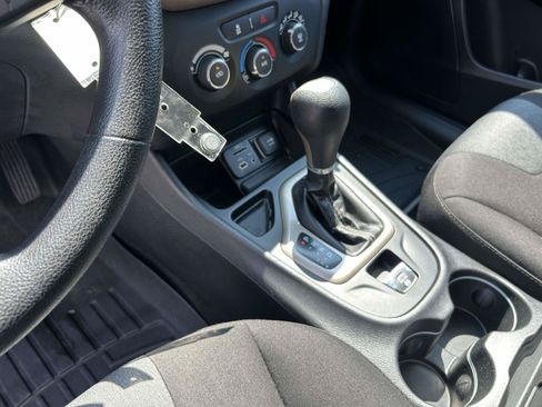 Used 2017 Jeep Cherokee Sport FWD image 13