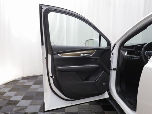 Used 2017 Cadillac XT5 Platinum w/ Driver Assist Package image 4