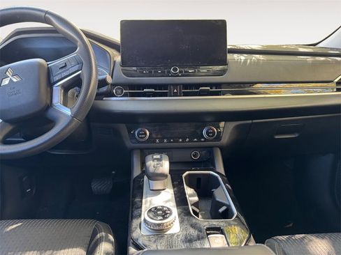 Used 2025 Mitsubishi Outlander ES image 11
