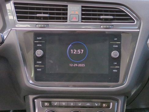 Used 2021 Volkswagen Tiguan SE w/ Panoramic Sunroof Package image 17