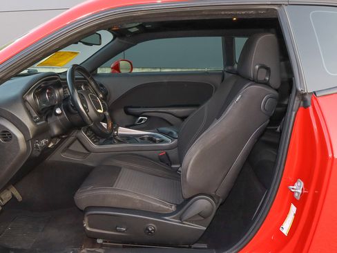 Used 2019 Dodge Challenger SXT image 7