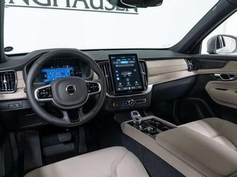 New 2026 Volvo XC90 T8 Plus w/ Protection Package Premier AWD/4WD image 16