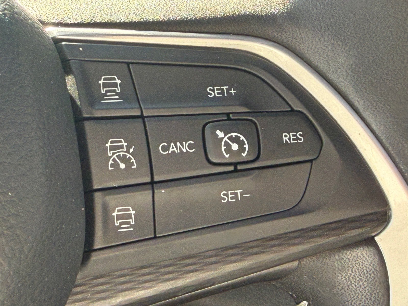 Used 2023 Jeep Grand Cherokee L Laredo RWD image 33