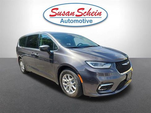 Used 2023 Chrysler Pacifica Touring-L FWD image 24
