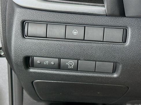 Used 2023 Nissan Rogue SV AWD/4WD image 16