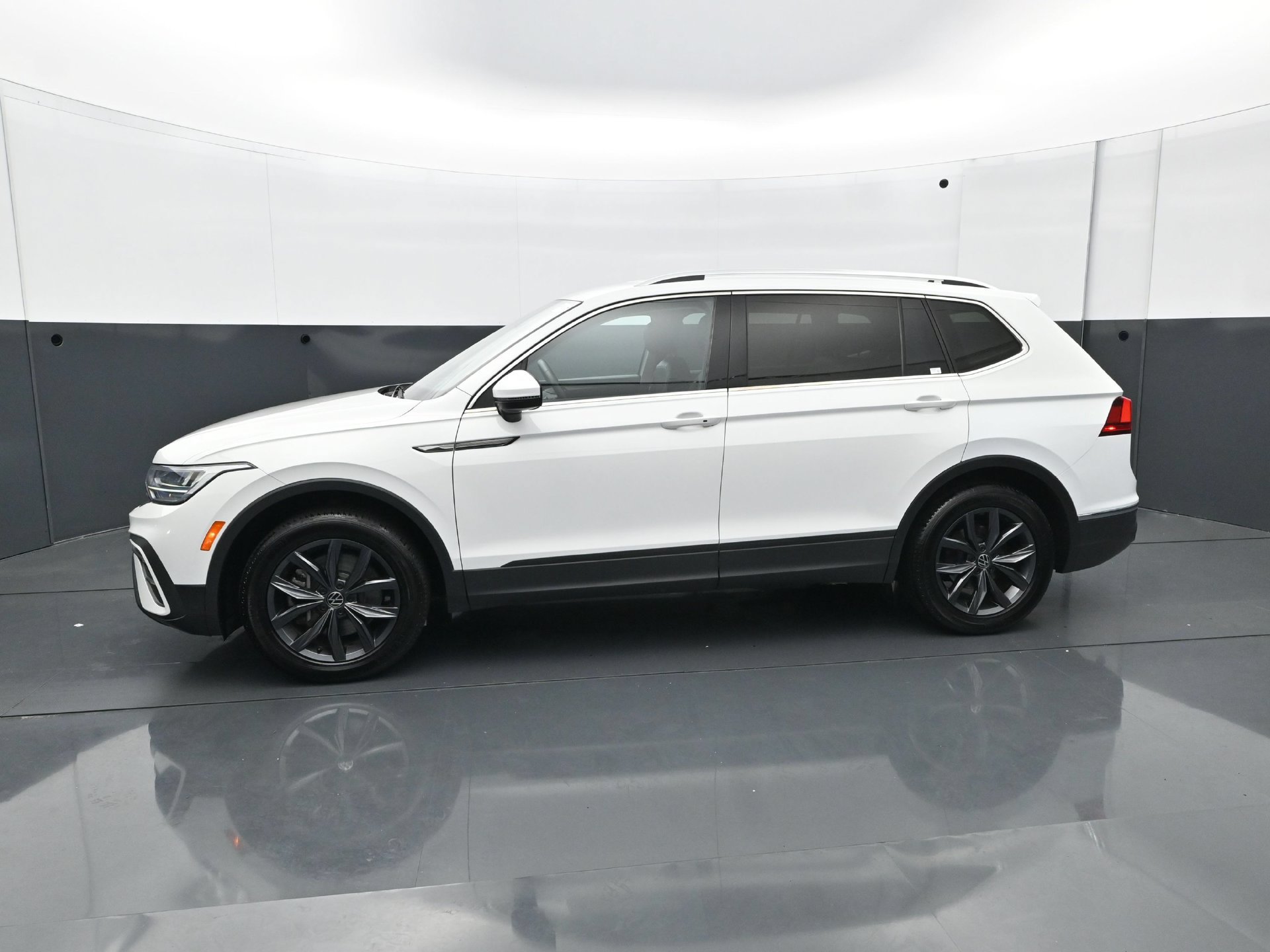 Used 2022 Volkswagen Tiguan SE FWD image 3