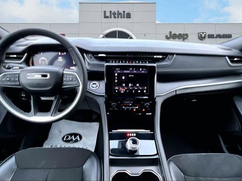 Used 2024 Jeep Grand Cherokee Altitude image 10