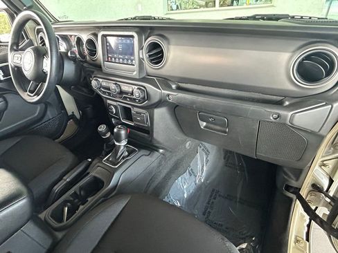 Used 2022 Jeep Gladiator Sport image 36