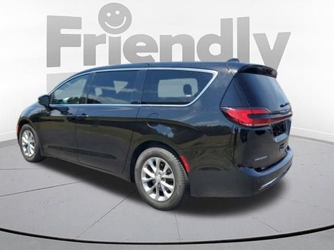 Used 2026 Chrysler Pacifica Limited FWD image 3