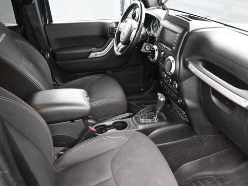 Used 2017 Jeep Wrangler Unlimited Sahara w/ Dual Top Group AWD/4WD image 10
