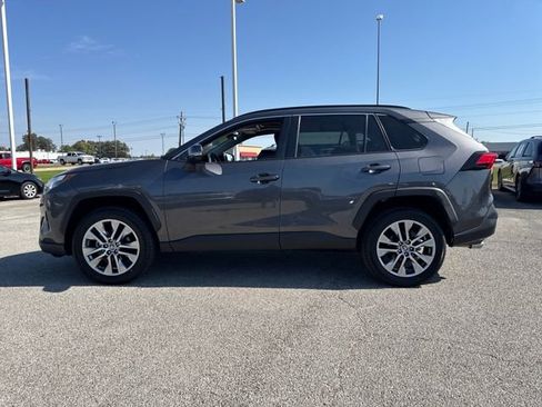 Used 2022 Toyota RAV4 XLE Premium image 2