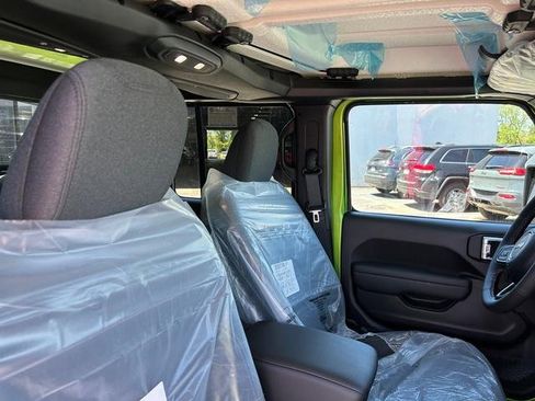 New 2025 Jeep Gladiator Willys image 32