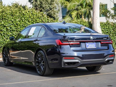 Used 2022 BMW 740i w/ M Sport Package RWD image 3