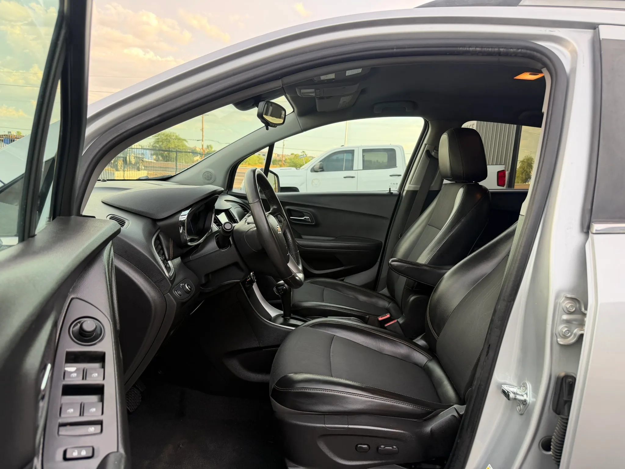 Used 2019 Chevrolet Trax LT w/ LT Convenience Package FWD image 17