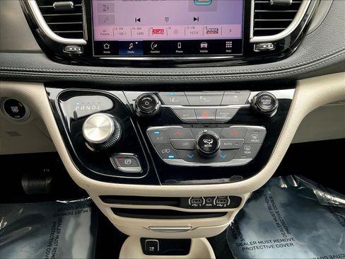 Used 2023 Chrysler Pacifica Touring-L FWD image 15
