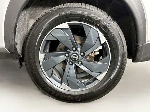 Used 2024 Nissan Rogue SV FWD image 11