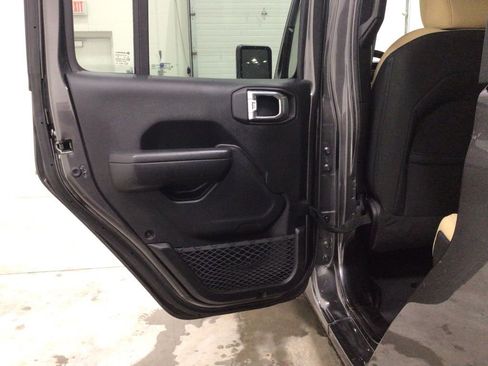 Used 2023 Jeep Gladiator Sport image 18