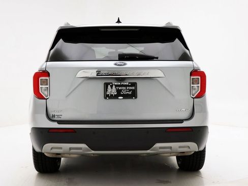 Used 2022 Ford Explorer XLT w/ Equipment Group 202A image 8
