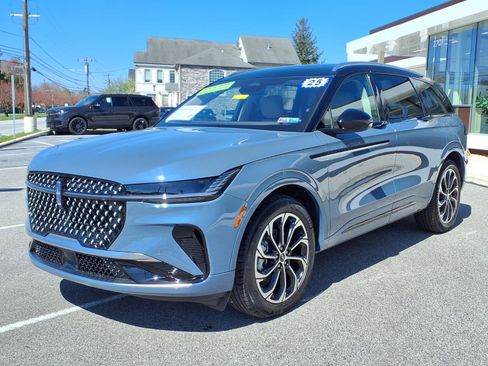 Certified 2025 Lincoln Nautilus Reserve image 8