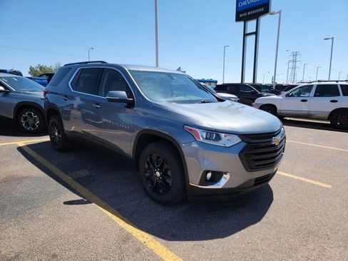 Used 2021 Chevrolet Traverse LT image 3