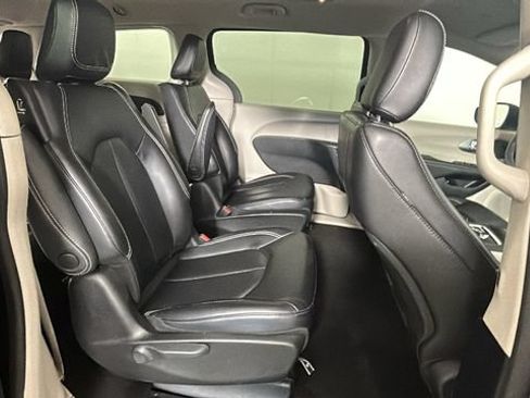 Used 2023 Chrysler Pacifica Touring-L FWD image 29