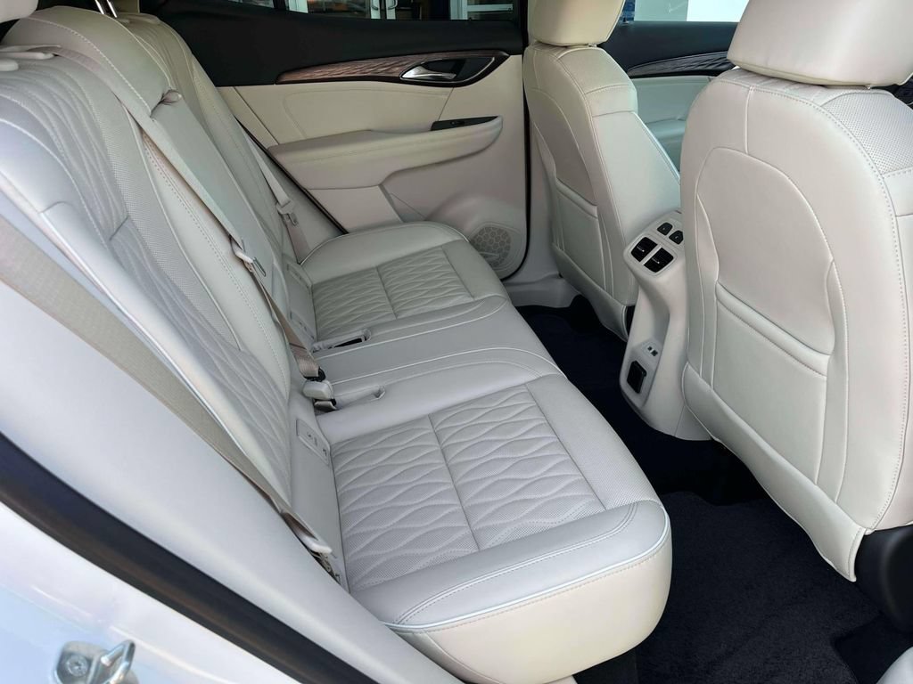 Certified 2022 Buick Envision Avenir w/ Technology Package II FWD image 20