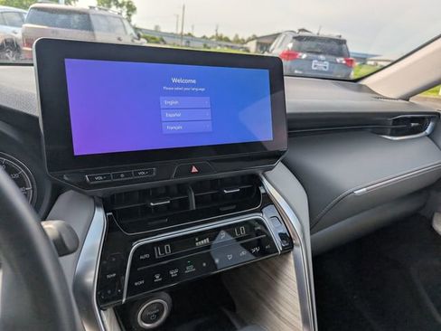 Used 2023 Toyota Venza XLE AWD/4WD image 19