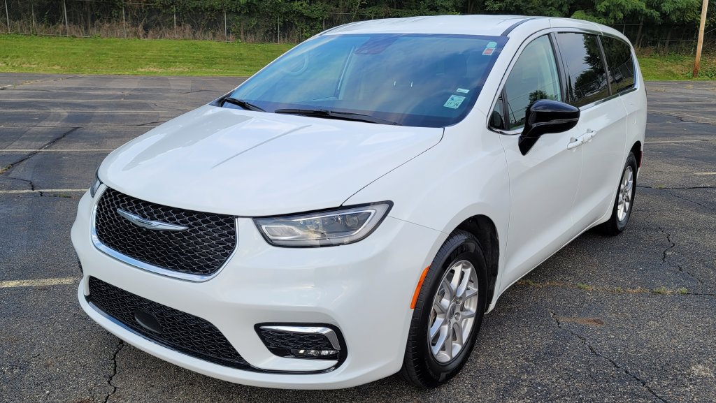 Used 2024 Chrysler Pacifica Touring-L FWD image 3