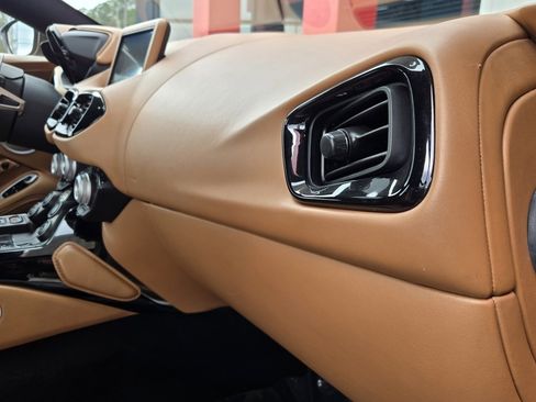 Used 2020 Aston Martin V8 Vantage Coupe image 26