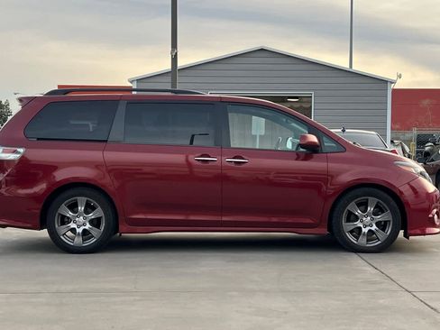 Used 2017 Toyota Sienna SE image 9