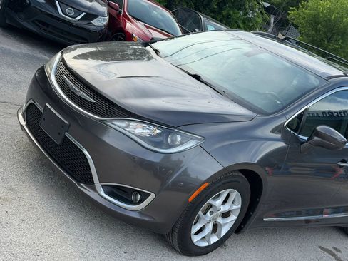 Used 2017 Chrysler Pacifica Touring-L Plus w/ Tire & Wheel Group FWD image 9