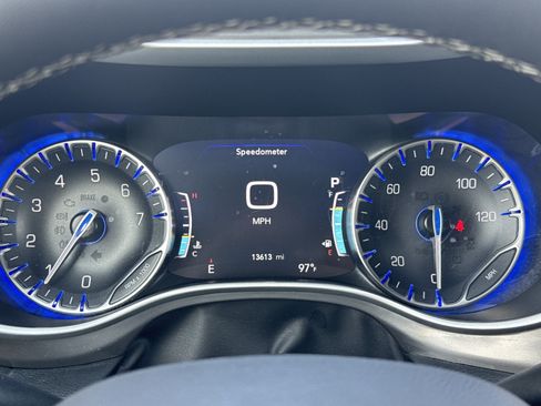 Used 2025 Chrysler Pacifica Select FWD image 11