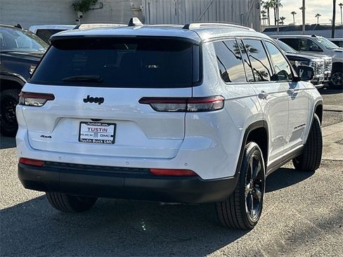 Used 2023 Jeep Grand Cherokee L Laredo image 4