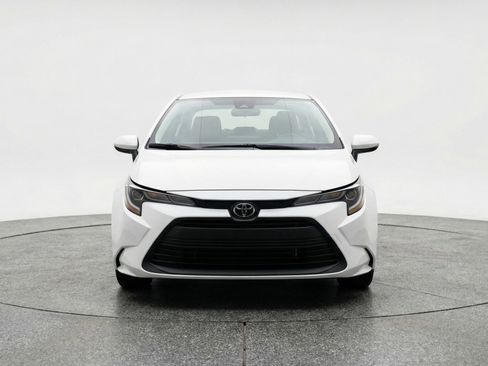 Used 2025 Toyota Corolla LE image 2