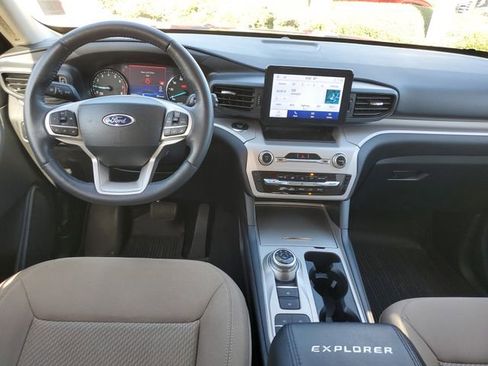 Used 2023 Ford Explorer XLT image 8