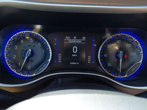 Used 2019 Chrysler Pacifica Touring-L FWD image 37