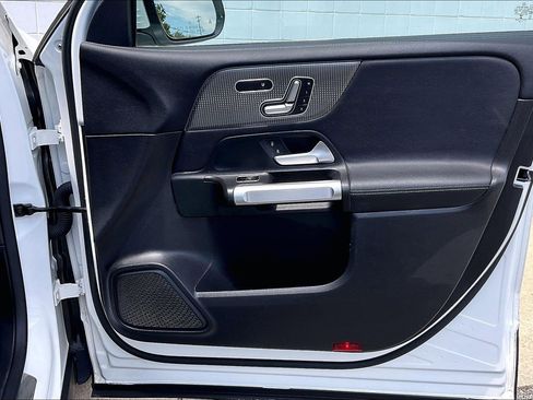 Used 2021 Mercedes-Benz GLB 250 image 28