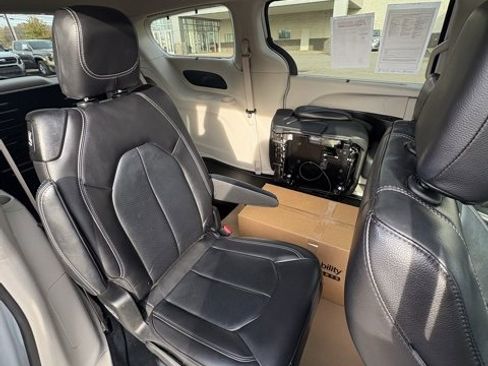 Used 2022 Chrysler Pacifica Touring-L image 9