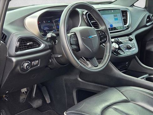 Used 2021 Chrysler Pacifica Limited w/ Uconnect Theater Family Group FWD image 9